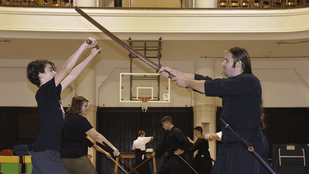 Ključne tehnike samurajskega mečevanja: Od osnovnih zasekov do strokovnih nasvetov mojstrov