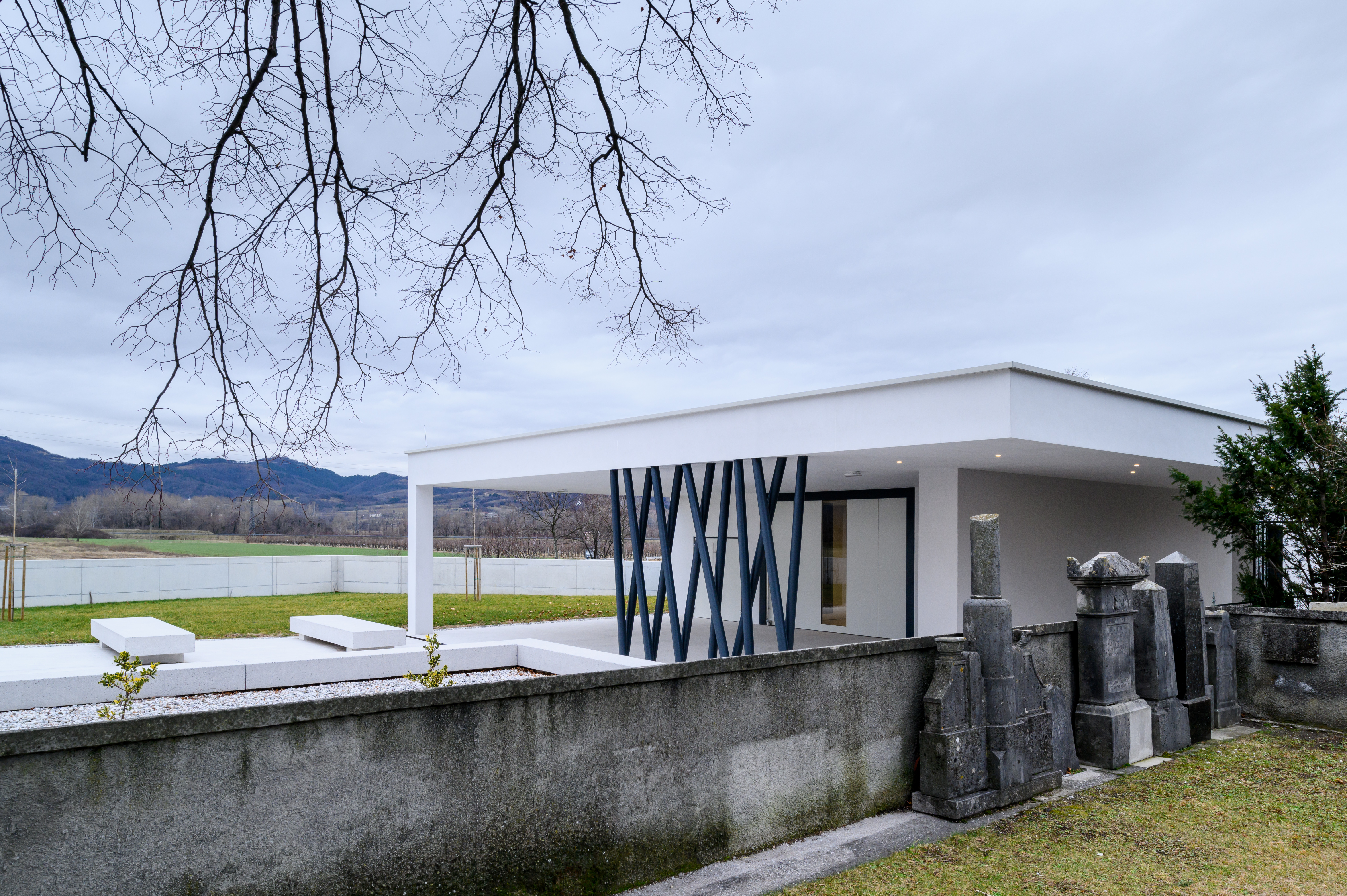 Foto: Miran Kambič  / Poslovilna vežica Vipava