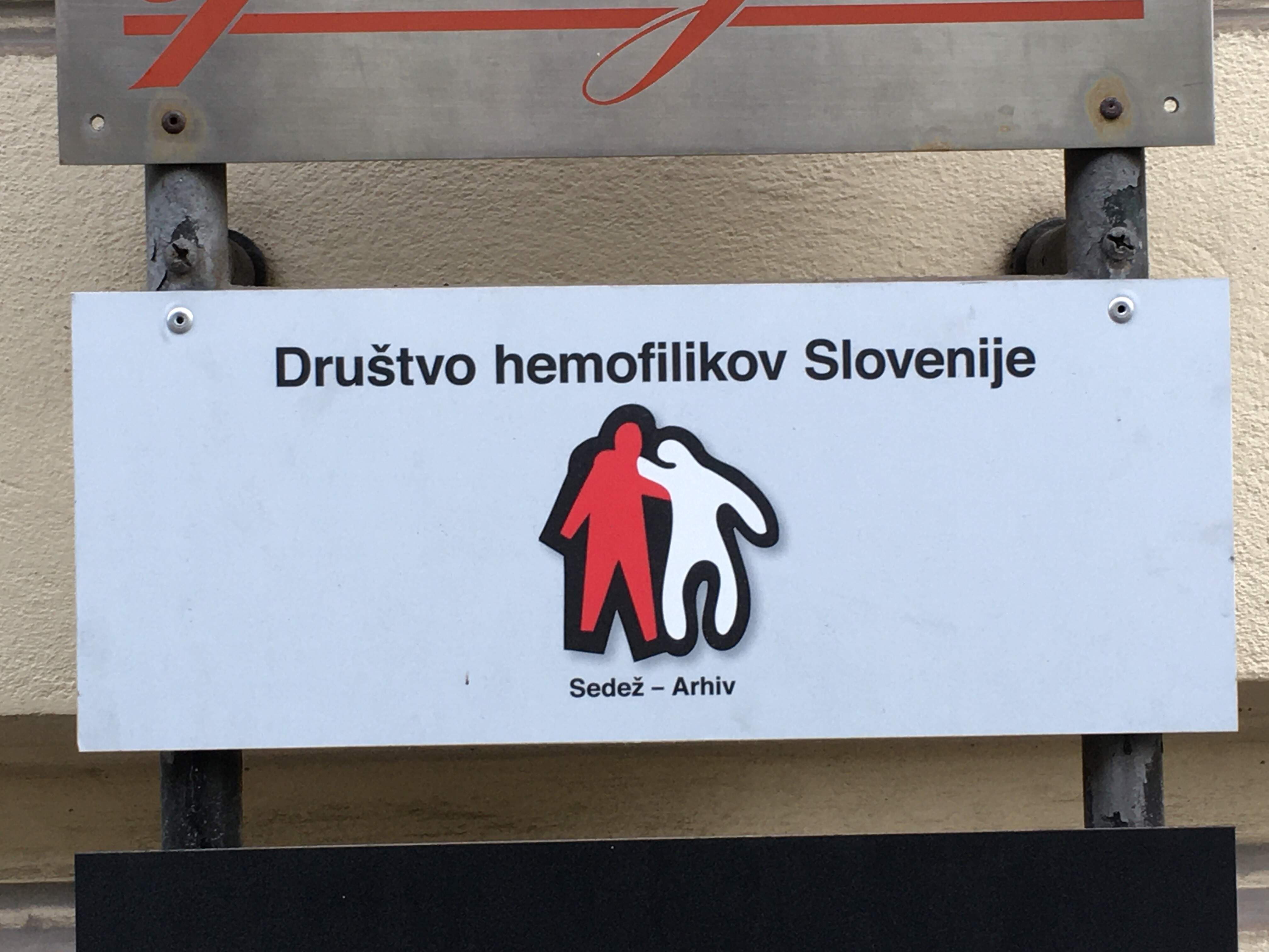 Nevarna igra društva, ki maje hemofilično skupnost v Sloveniji