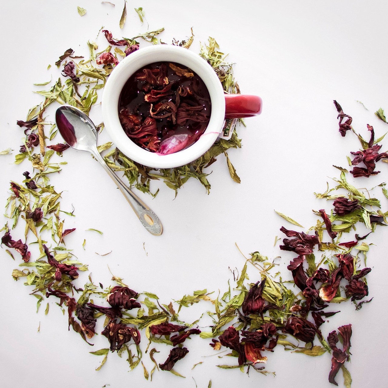Poletni čaj iz hibiskusa, vrtnice in mete
